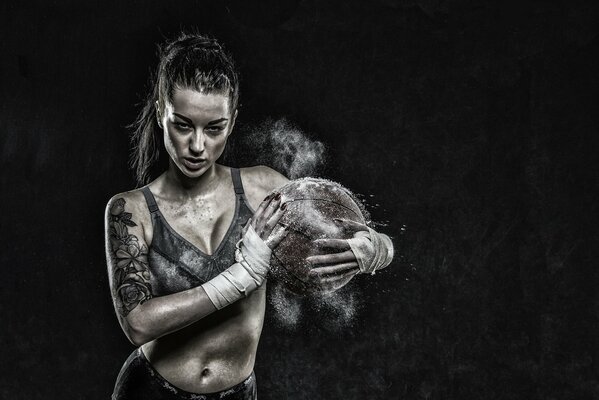 Ragazza con un pallone da basket