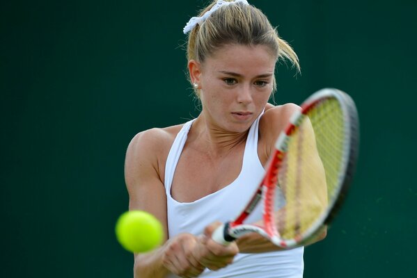 Photo de la joueuse de tennis Camille Georgi tout en jouant le ballon