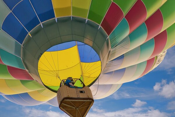 Globo del arco iris en el cielo