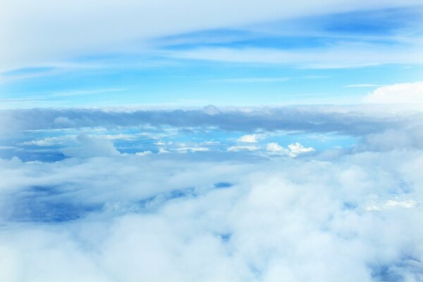 Blauer Himmel mit Luftwolken 