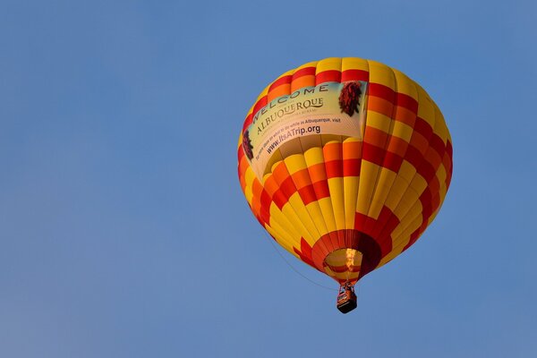 Globo sobre el fondo del cielo azul