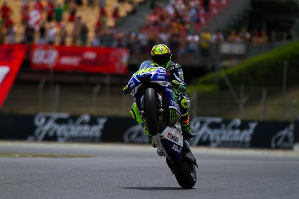 Pilota di moto durante la competizione