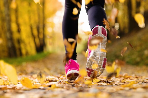 Un homme court sur une route d automne en baskets