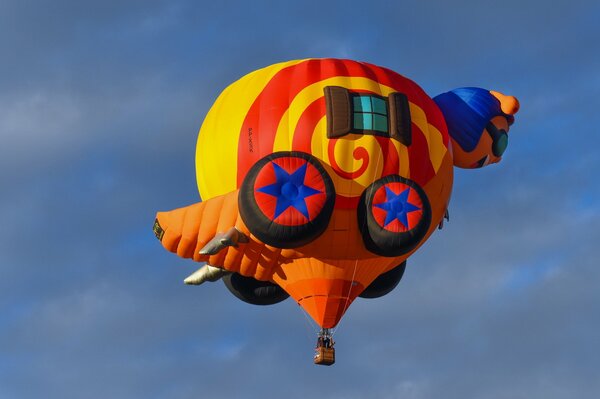 Farbiger lustiger Ballon am Himmel