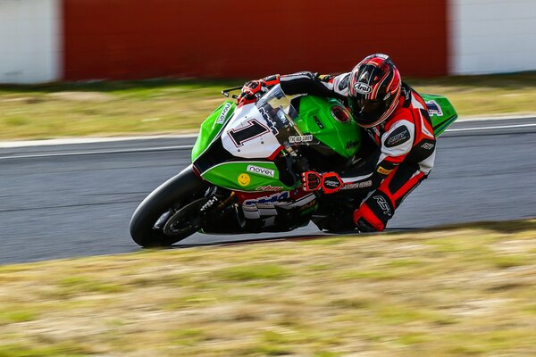 Carrera de motos momento en la curva