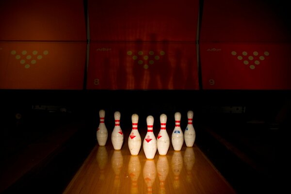 Birilli allineati in fila per il bowling