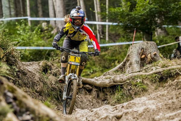 Un ciclista participa en una carrera ciclista