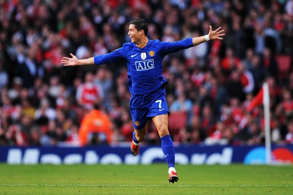 Ronaldo biegnie po boisku z rozstawionymi rękami