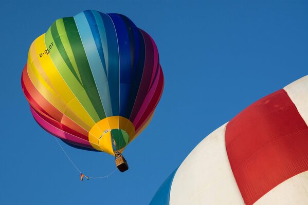 Beaux ballons colorés volent