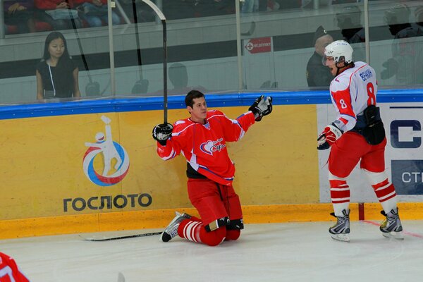 Männliche Eishockeyspieler auf dem Eis