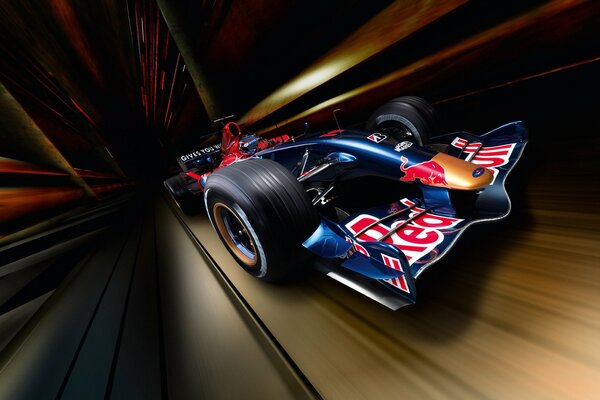 Bolid wyścigowy Formuły 1 z logo Red Bull