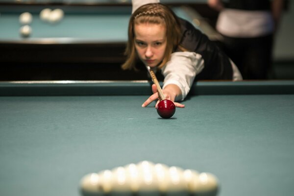 Fille vise la queue dans le ballon