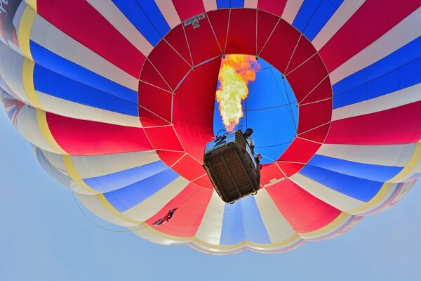 Una palla di fuoco vola nel cielo