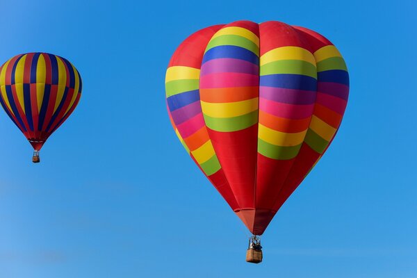 Bunte Luftballons schweben am Himmel