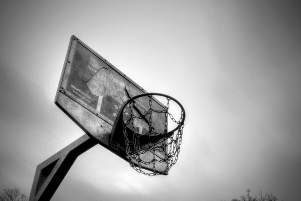 Graues Bild eines Basketballschildes