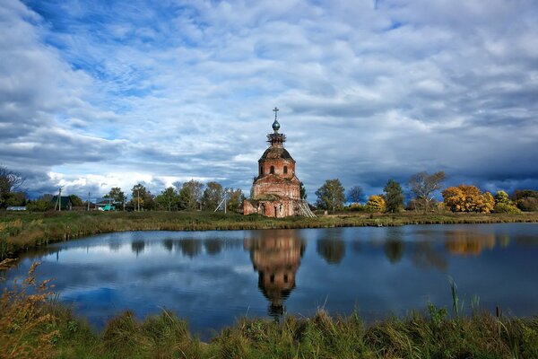 Temple céleste au-dessus du lac bleu