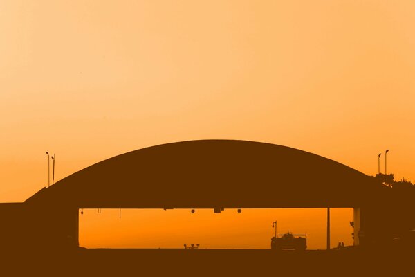 L auto da corsa cavalca sotto l hangar