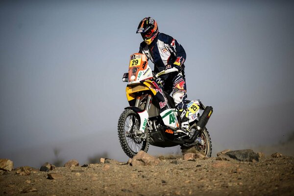 Motocycliste au casque, tenue Dakar