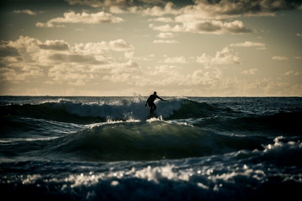 L homme conquiert la vague de la mer