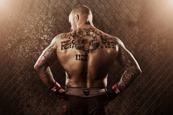Tatuaż na plecach zapaśnika mieszanych sztuk walki