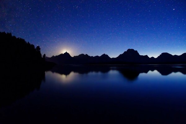 The night sky over the lake is beautiful