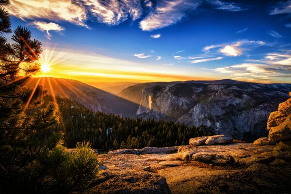 La natura luminosa delle montagne. Sole gelido