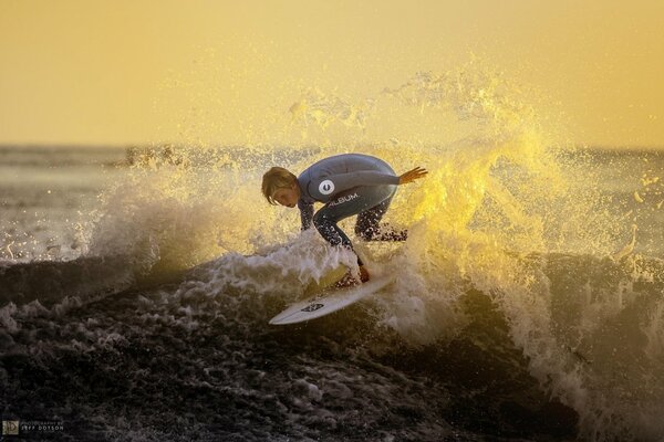 Belle pose sur les vagues de la mer