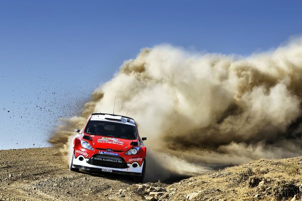 Rally en el desierto contra el cielo azul