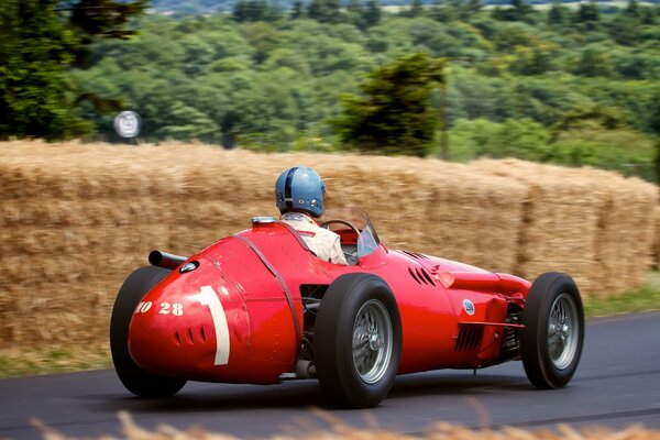 El maserati 250F se encuentra en la autopista