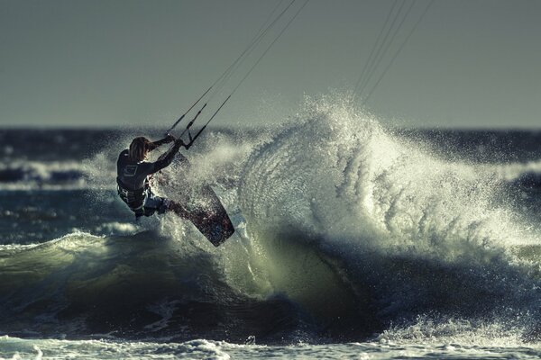 Ein Kitesurfer auf der Meereswelle