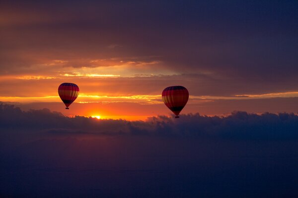 Luftballons im Sonnenuntergang Foto