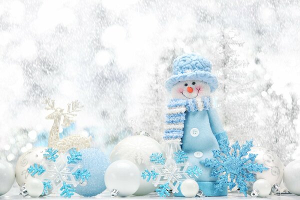 Bon bonhomme de neige parmi les décorations de Noël