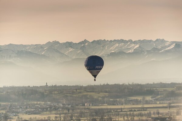 Ein blau-weißer Ballon fliegt durch den Wald