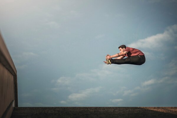 Foto minimalista di un atleta in un salto