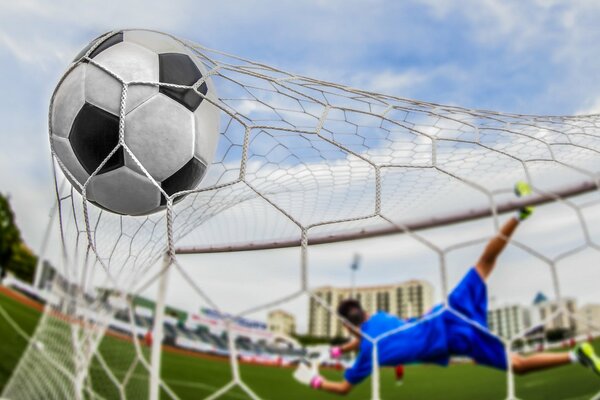 El portero perdió el balón que golpeó la portería