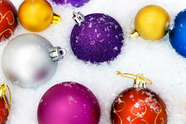 Bolas de Navidad en la nieve blanca