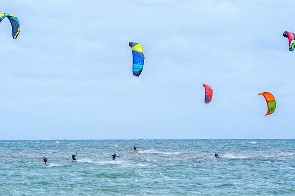 Ciel mer et vent patinage sur planche à roulettes