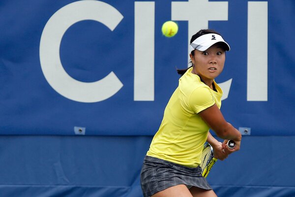 Joueur de tennis sur le point de faire un coup sur la balle