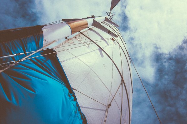 Segeln Sie eine Yacht in den blauen Himmel