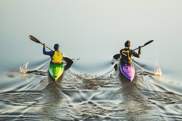 Sport nautici canottaggio nel fiume