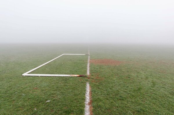 Tor. Fußballplatz und Nebel