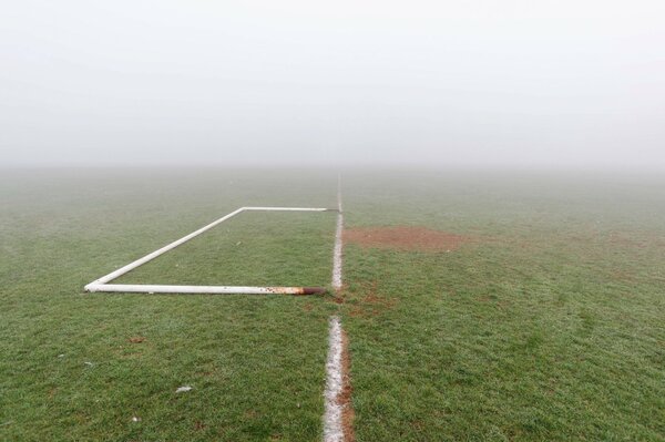 Brama. Boisko do piłki nożnej i mgła