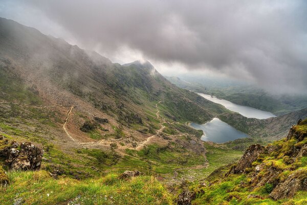 Nuages de couler sur les montagnes