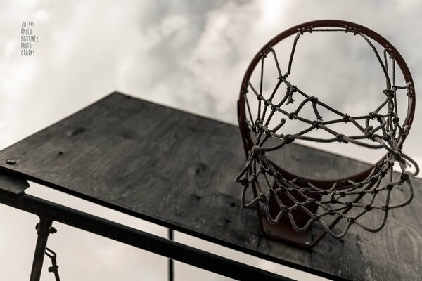 Basketballkorb auf dem Schild unter dem Himmelmotorrad