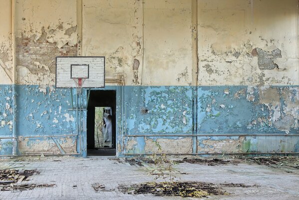 Palestra abbandonata in rovina