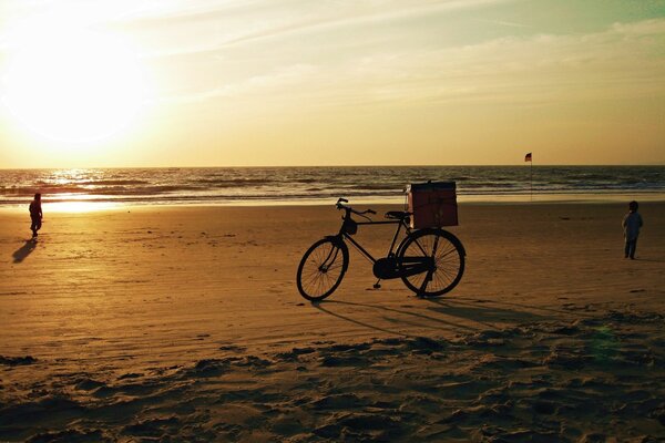 Passeggiata sulla spiaggia. Bicicletta sulla spiaggia