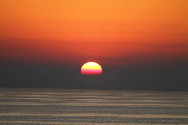 Düsterer Sonnenuntergang am Ligurischen Meer