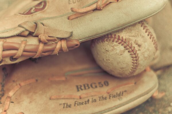 Pelota de béisbol en guante RBG50