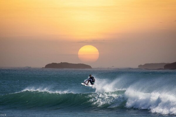 Zapierające dech w piersiach surfowanie na tle zachodu Słońca