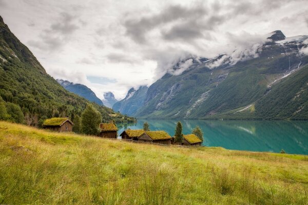 Noruega. Paisaje con cabaña y montañas